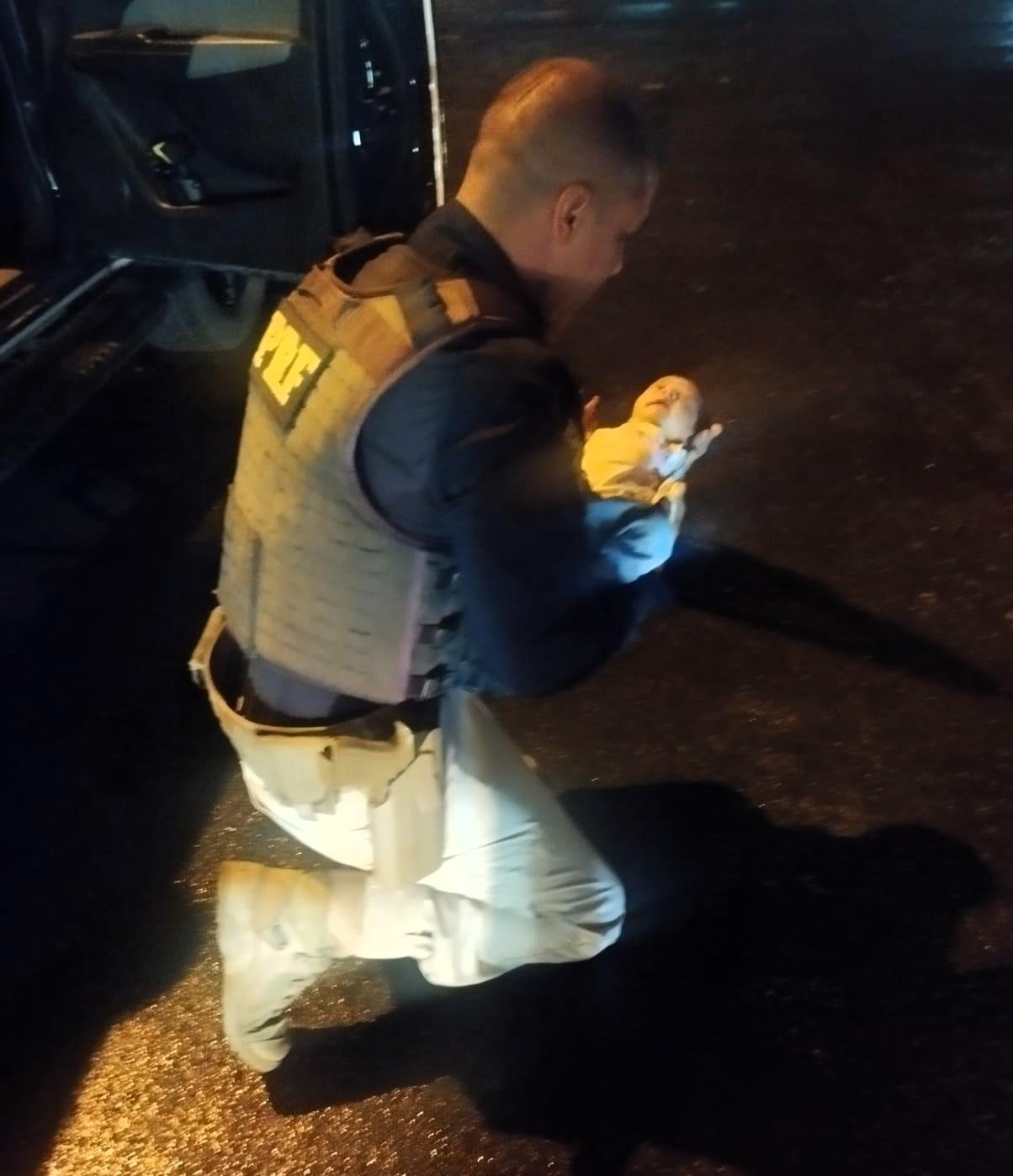 Agentes da PRF salvam recém-nascida engasgada durante a madrugada na 470
