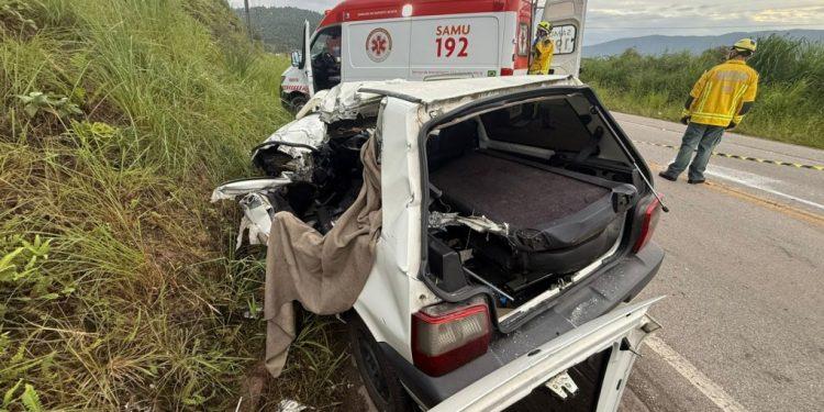 Homem de 23 anos fica gravemente ferido em colisão entre ônibus e carro na SC-410 em São João Batista