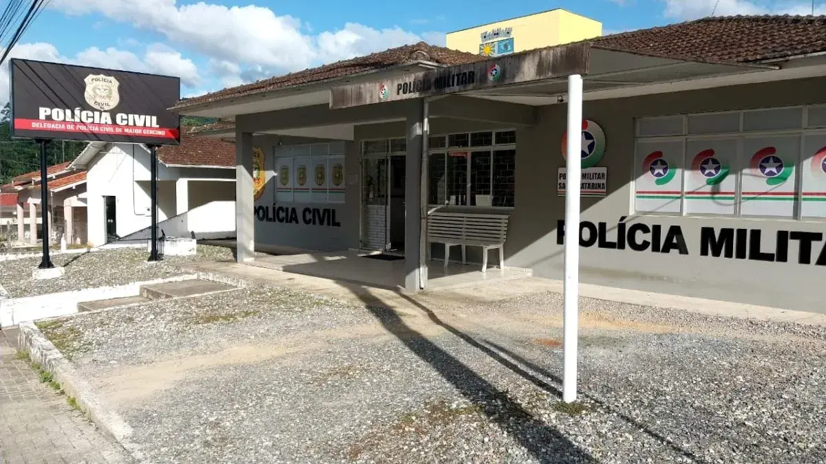 Homem é socorrido após incidente em frente à delegacia de Major Gercino