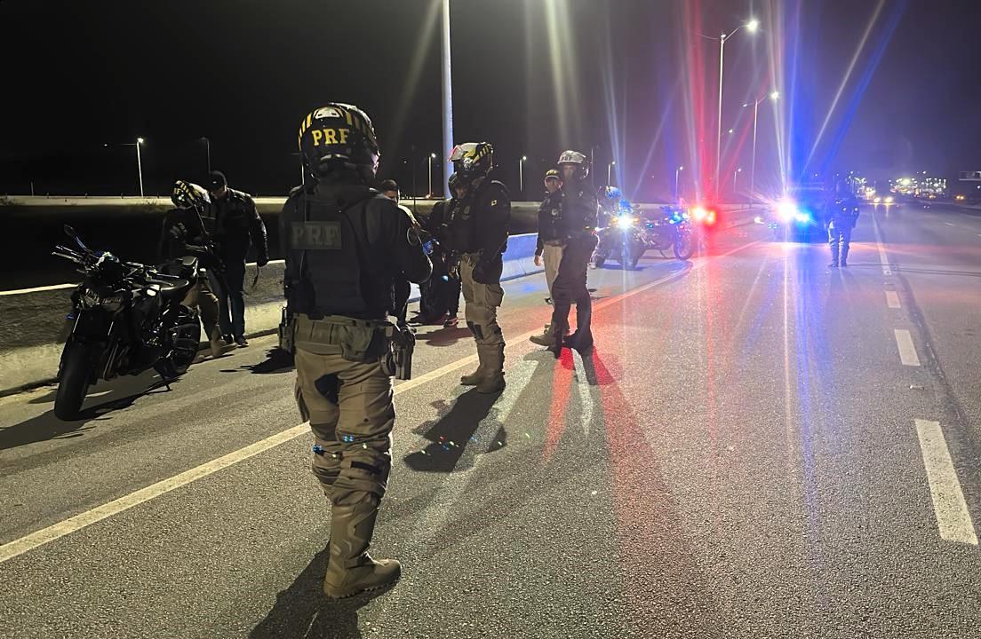 Homens conduzido motos esportivas são presos durante a madrugada na BR-101 em Palhoça