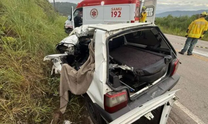 Homem de 23 anos fica gravemente ferido em colisão entre ônibus e carro na SC-410 em São João Batista